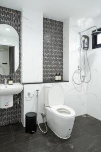 Knox Hatyai just 10 steps to Greenway Night Market