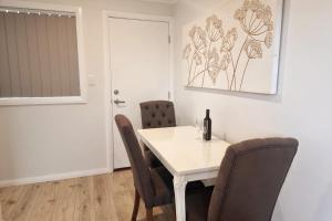 2BR Wollongong Home 5 mins walk to Hospital & Train Station with Free Parking and Fast Wi-Fi