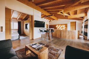 Deluxe Suite with Spa Bath and Free Tauern Spa Entry room in Auhof Wirtshaus & Suiten