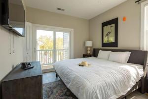 Lovely 4BR Haven King Beds Steps 2 Beach Parking Apartment I