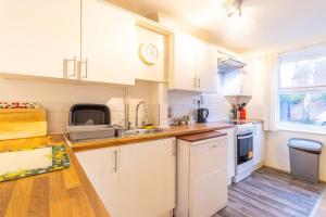 NEW! 2BR House in Leamington Spa by Clarendon Stays , Ideal for Professionals, Free Parking, WiFi, Smart TV!