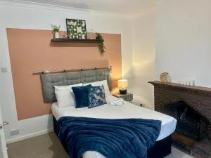 Spacious 4 Bed Home Near NEC, JLR & Airport Parking for 3 Cars Ideal for Contractors! - 索利赫尔