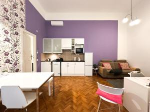 Stylish & Bright 1BR in the Heart of Budapest with AC - Purple House