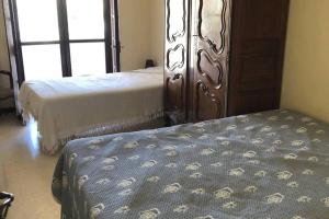 Grande Maison de village climatisée avec cours.