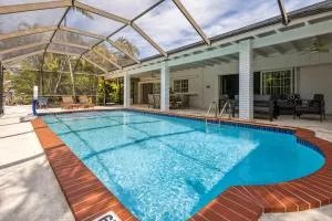 Tranquil Heirloom Hideaway Pool in South Miami - Pinecrest