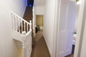 Modern 4-Bed Home Sleeps 8 Close to City Centre Parking Available - exc restricted hours