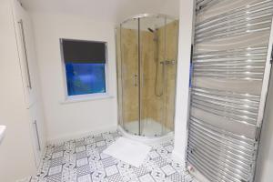 Modern 4-Bed Home Sleeps 8 Close to City Centre Parking Available - exc restricted hours