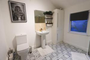 Modern 4-Bed Home Sleeps 8 Close to City Centre Parking Available - exc restricted hours