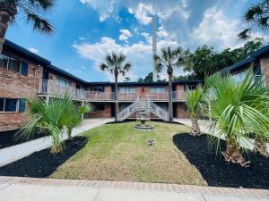 Apartment room in Perfect Vacation walk to the beach 5