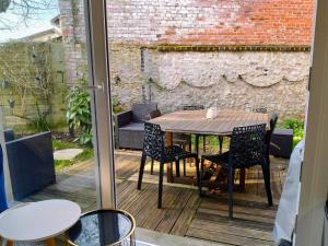 Maison avec jardin, calme et ensoleillée à 2 minutes du centre-ville