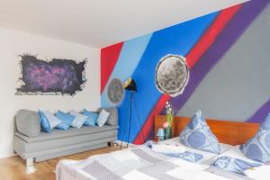 - Stellar Haven Deluxe with Cosmic Design - 3-Room Space-Themed Apartment 75 qm - Central Location - Balcony - Renovated 2024 with TV & Netflix - Full Kitchen - Free Parking - Near Metro & Airport - Galaxy-Inspired Interior -
