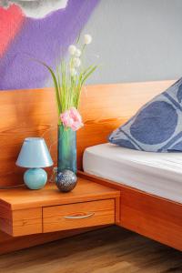 - Stellar Haven Deluxe with Cosmic Design - 3-Room Space-Themed Apartment 75 qm - Central Location - Balcony - Renovated 2024 with TV & Netflix - Full Kitchen - Free Parking - Near Metro & Airport - Galaxy-Inspired Interior -