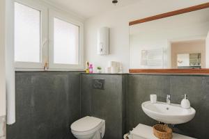 - Stellar Haven Deluxe with Cosmic Design - 3-Room Space-Themed Apartment 75 qm - Central Location - Balcony - Renovated 2024 with TV & Netflix - Full Kitchen - Free Parking - Near Metro & Airport - Galaxy-Inspired Interior -