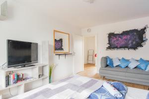 - Stellar Haven Deluxe with Cosmic Design - 3-Room Space-Themed Apartment 75 qm - Central Location - Balcony - Renovated 2024 with TV & Netflix - Full Kitchen - Free Parking - Near Metro & Airport - Galaxy-Inspired Interior -