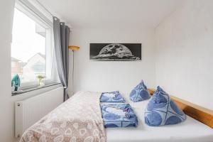 - Stellar Haven Deluxe with Cosmic Design - 3-Room Space-Themed Apartment 75 qm - Central Location - Balcony - Renovated 2024 with TV & Netflix - Full Kitchen - Free Parking - Near Metro & Airport - Galaxy-Inspired Interior -
