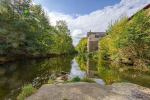 Moulin piscine des Attizals bord rivière