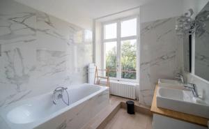 Villa spacieuse avec piscine à Saint-Gence