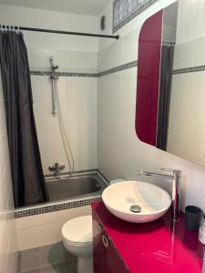 GOLFE JUAN Joli F2 clim piscine à 5 minutes de la mer