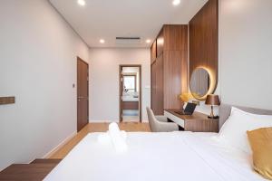 Metropole Opera Residence Looking Over District 1