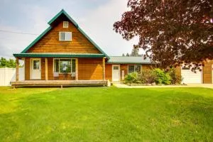 Spirit Lake Home with Fenced Yard 1 Mi to Water! - Oldtown