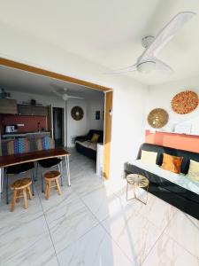 VUE MER ET A 20m DE LA PLAGE AVEC PARKING MARINDORE BANDOL