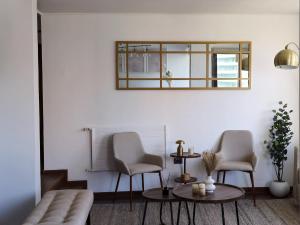 Amplio dpto a pasos del Costanera Center y MUT en Las Condes con Aire Acondicionado