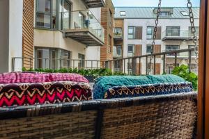 Modern flat w balcony & projector cinema