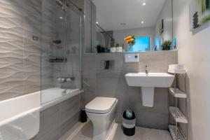 Modern flat w balcony & projector cinema