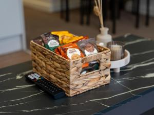 Comfortable 2BR Stay with Garden, Parking & Wi-Fi