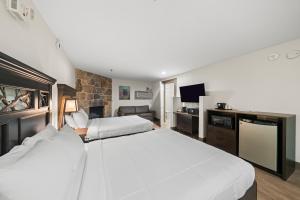 Queen Room with Two Queen Beds - Disability Access room in Black Bear Inn & Suites