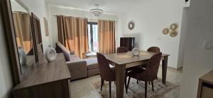 شقة فندقية عصرية بأجواء مريحة وتجربة استثنائية في مدينتي A stylish apartment for a unique and comfortable stay in madina