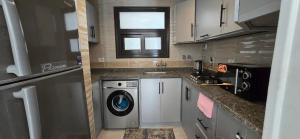 شقة فندقية عصرية بأجواء مريحة وتجربة استثنائية في مدينتي A stylish apartment for a unique and comfortable stay in madina