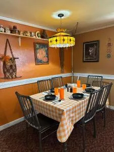 EZ 1 mile to Fort Sill! Pumpkin Cottage sleeps 9, grills, firepit, laundry - Frederick