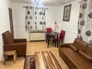 1BR-Sleeps2-Parking-QuietStay-CityCentre