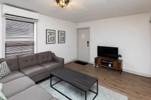 Fun Backyard Close to Downtown Pet Friendly 4BDRM