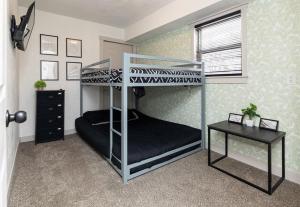 Fun Backyard Close to Downtown Pet Friendly 4BDRM