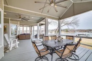 Dock and Lake Access Gem on Cedar Creek Reservoir - Enchanted Oaks