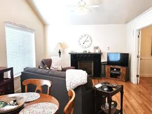 Charming, Private Cottage in Myrtle Creek - Winston