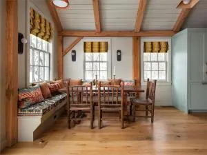 Post & Beam - Stunningly Designed Luxury Home with Pool & Hot Tub - 索尔兹伯里