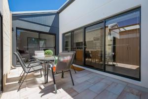 Living luxe in Yokine - King bed and FREE parking