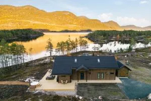 Villa Lakehouse Cedar with sauna, boat & jacuzzi - Vråliosen