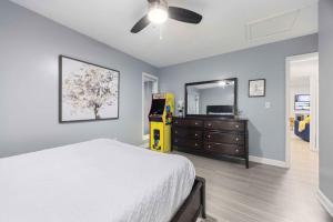 Midtown Modern Apt w Arcade 8 miles to FT Moore