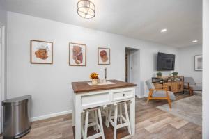 Elegant APT 8mi to FT Moore walk to Lakebottom