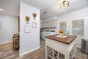 Elegant APT 8mi to FT Moore walk to Lakebottom