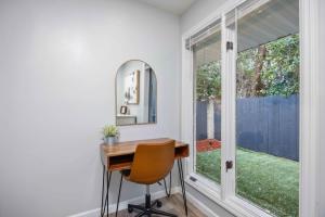 Elegant APT 8mi to FT Moore walk to Lakebottom