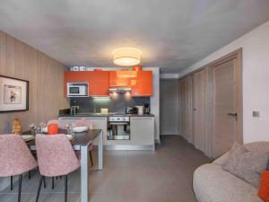 Appartement Raffiné à Courchevel Moriond, 4 Étoiles, Près des Remontées Mécaniques - FR-1-563-99