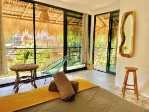 Private Room with Starlink and AC Steps from the Sea - Malucano