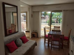 2 piéces terrasse clilm à 400 M de la Mer