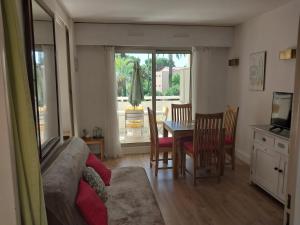 2 piéces terrasse clilm à 400 M de la Mer