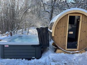 Villa Yarema Mountain Relax with Hot Jacuzzi & Sauna by BookVillaBG